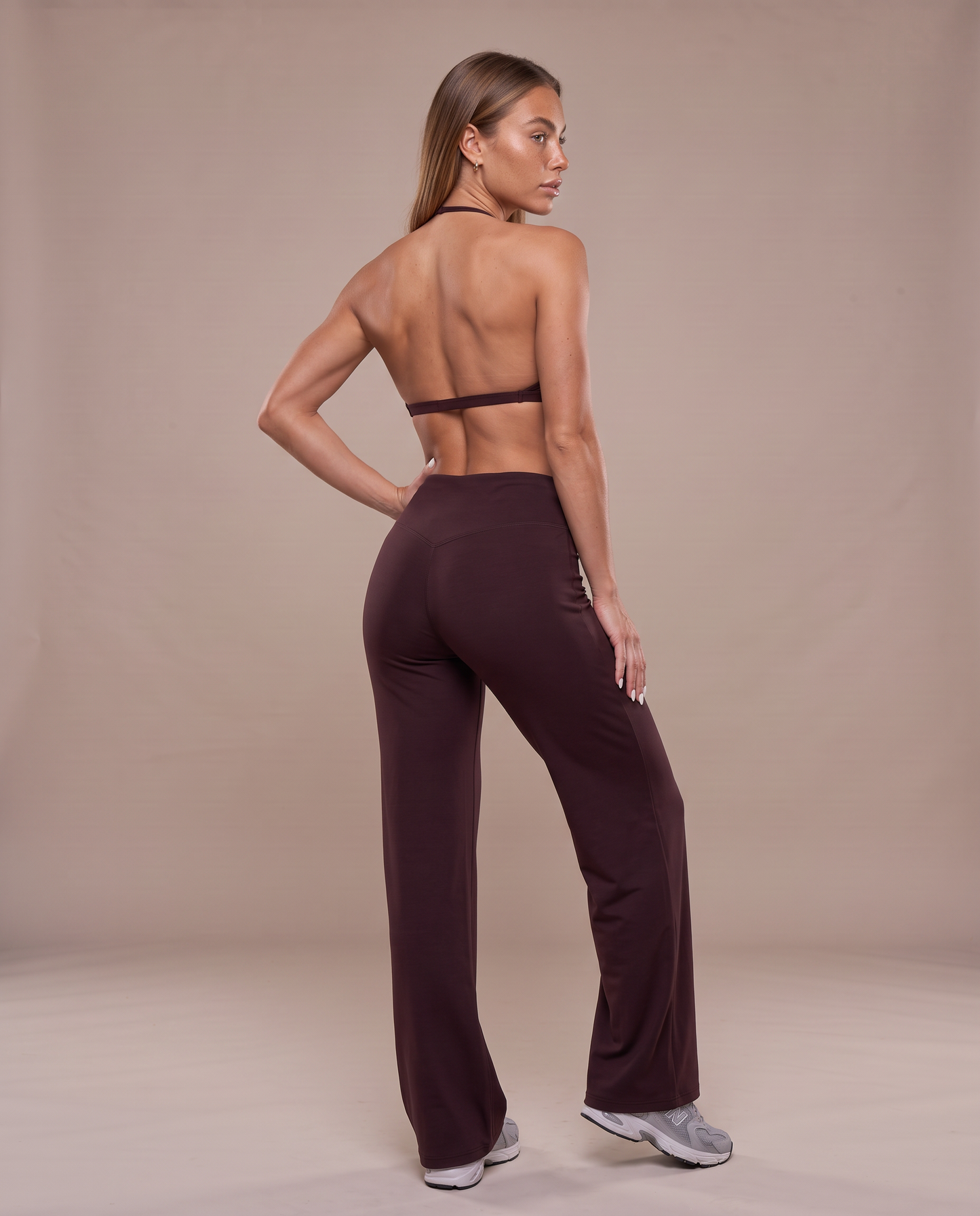 Conjunto Sujetador Halter y Pantalón Ancho color rojo oscuro, vista de espalda