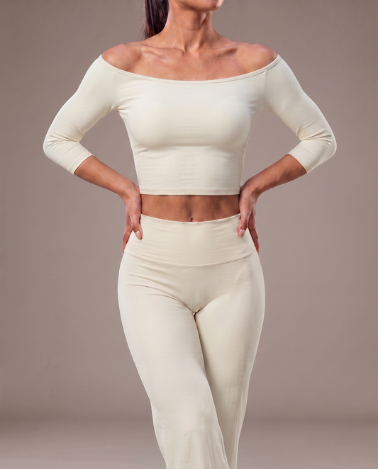 Top manga 3/4 beige con pantalon acampanado beige, vista frontal