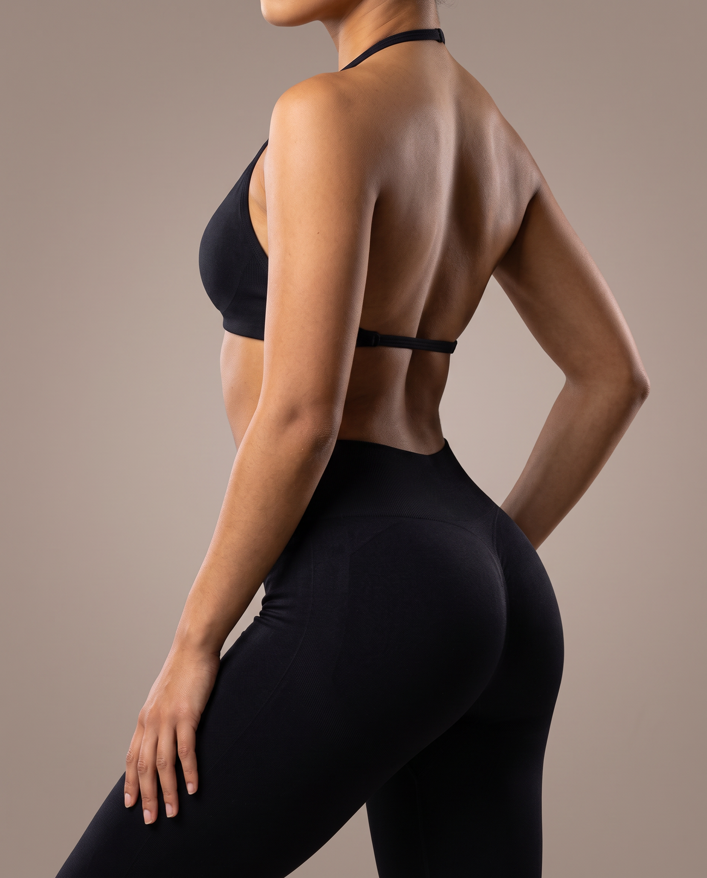Sujetador halter ORA en negro, vista trasera