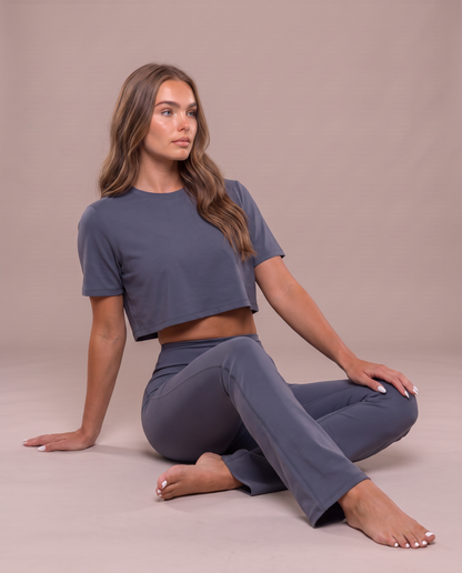 Conjunto Camiseta Amplia y Pantalón Acampanado Azul Marino, modelo sentada