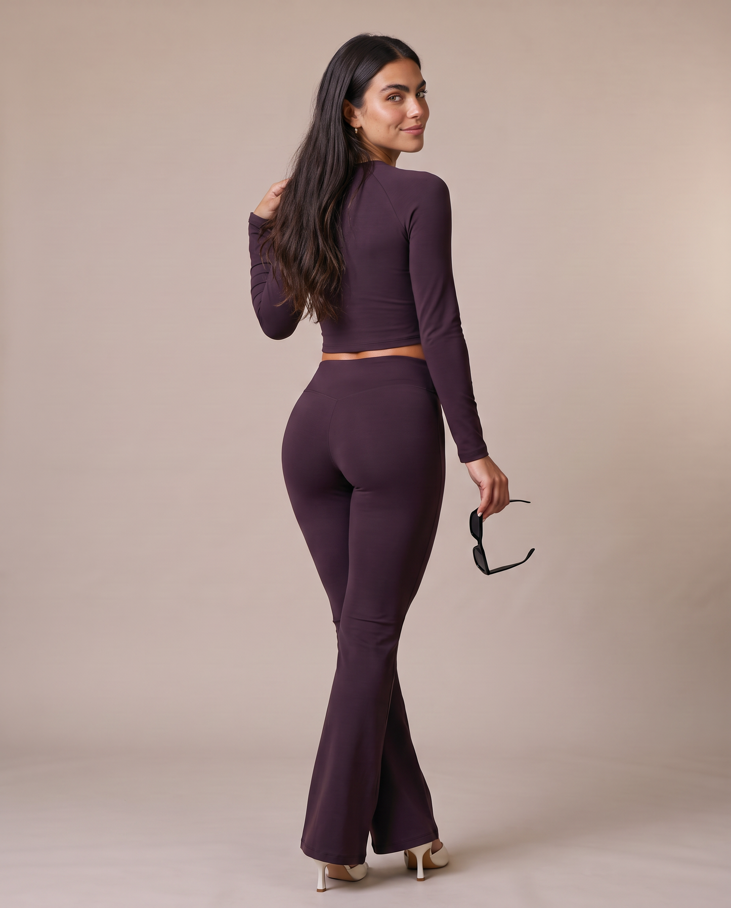 Conjunto Top Cruzado y Pantalón Acampanado color morado oscuro, vista de espalda