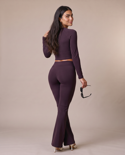 Conjunto Top Cruzado y Pantalón Acampanado color morado oscuro, vista de espalda