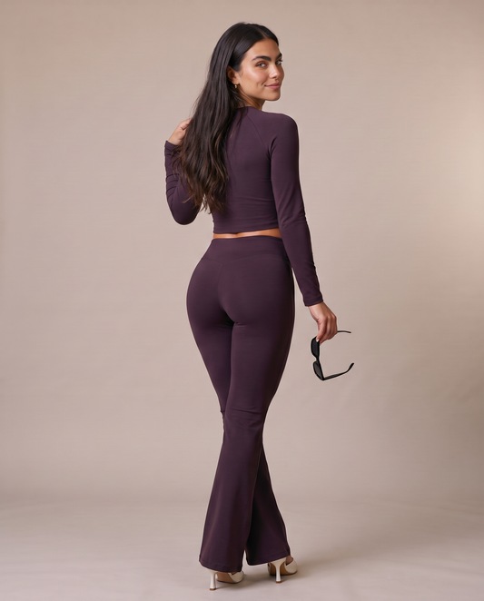 Conjunto Top Cruzado y Pantalón Acampanado color morado oscuro, vista de espalda