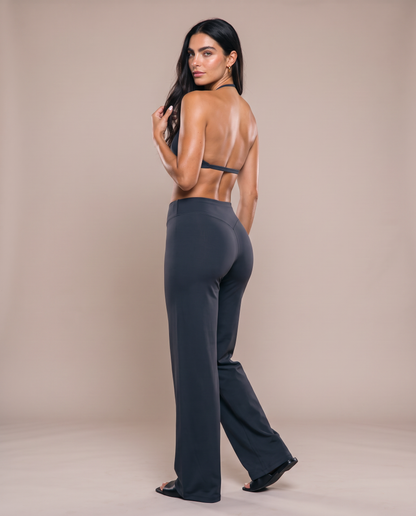 Conjunto Sujetador Halter y Pantalón Ancho color arándano, vista de espalda