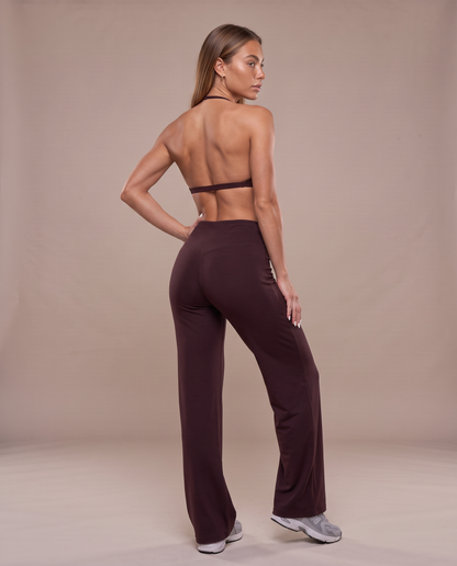 Conjunto Sujetador Halter y Pantalon Ancho color Dark Red, vista de espalda