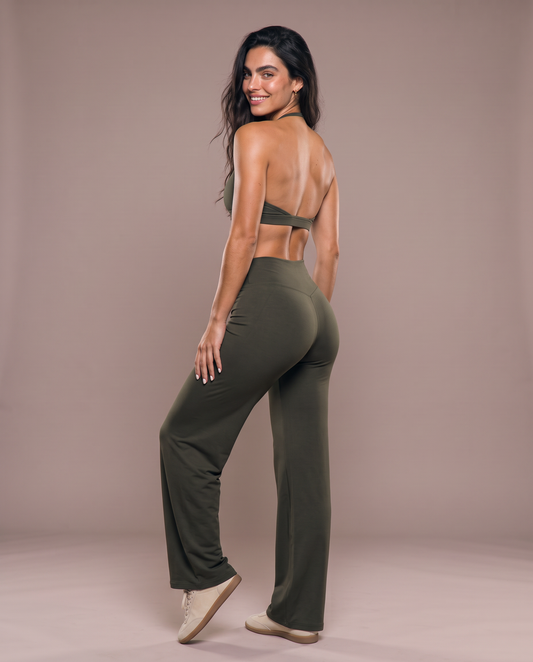 Conjunto Sujetador Halter y Pantalón Ancho color oliva, vista de espalda