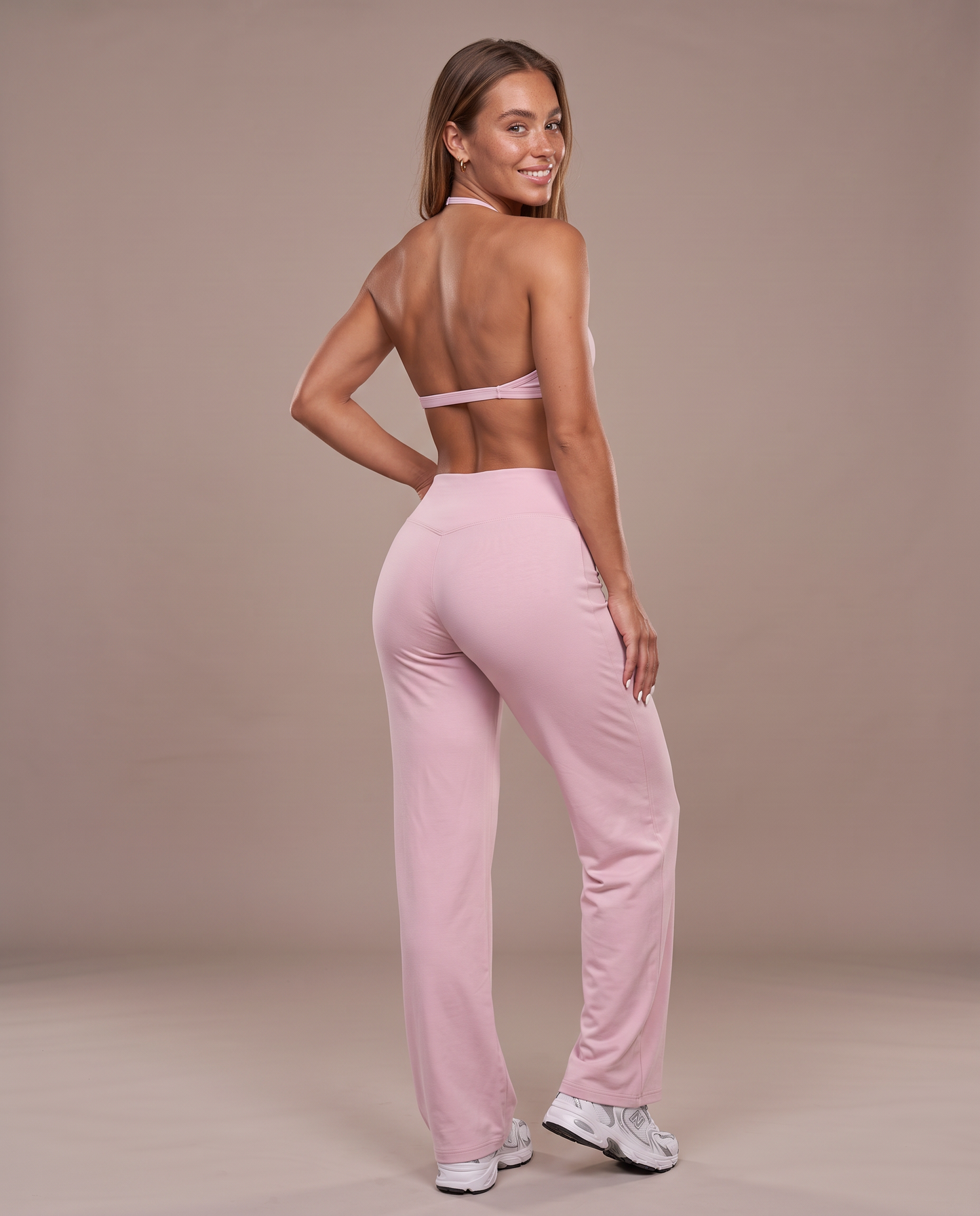Conjunto Sujetador Halter y Pantalon Ancho color Pink, vista de espalda
