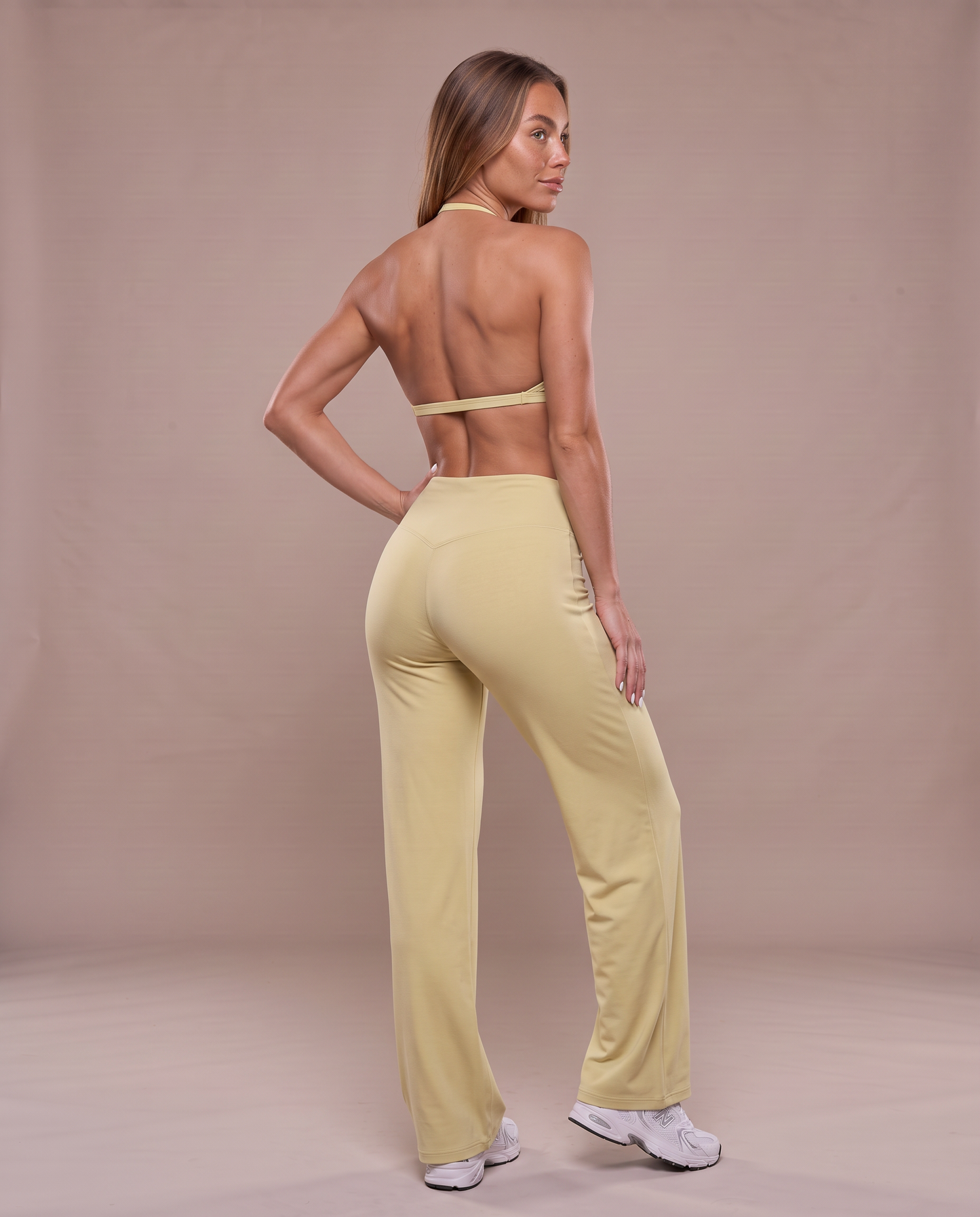 Conjunto Sujetador Halter y Pantalon Ancho color Yellow, vista de espalda