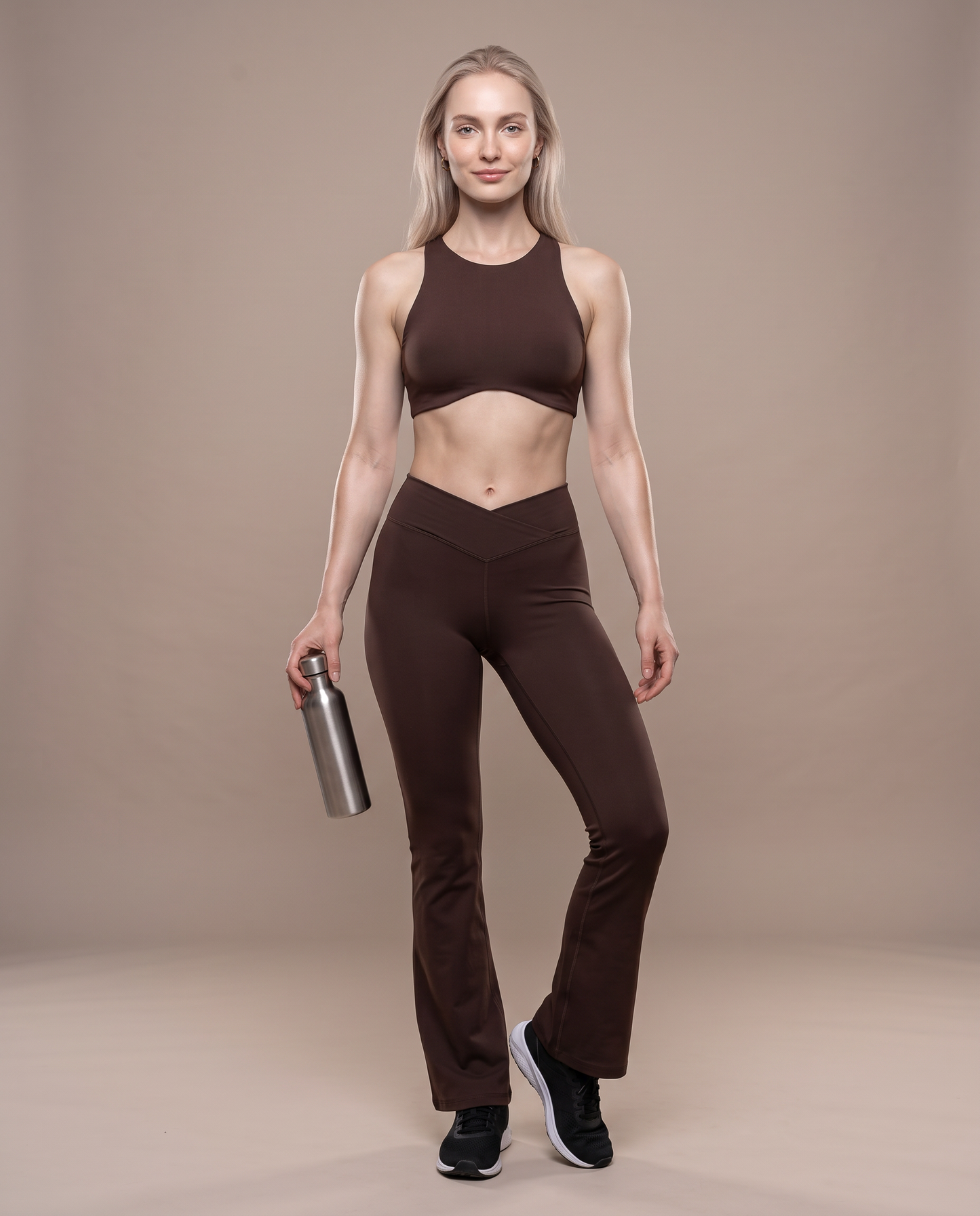 Conjunto Sujetador Espalda Abierta y Pantalon Acampanado color Brown, vista frontal
