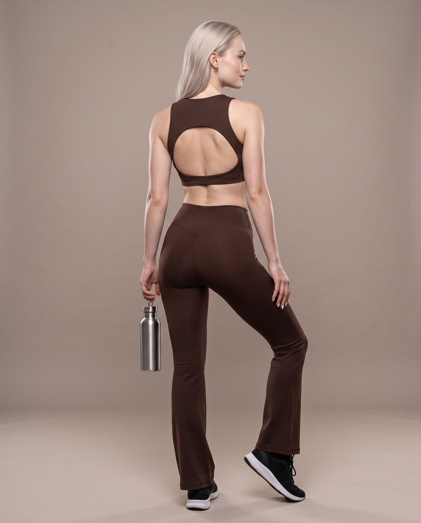 Conjunto Sujetador Espalda Abierta y Pantalon Acampanado color Brown, vista de espalda