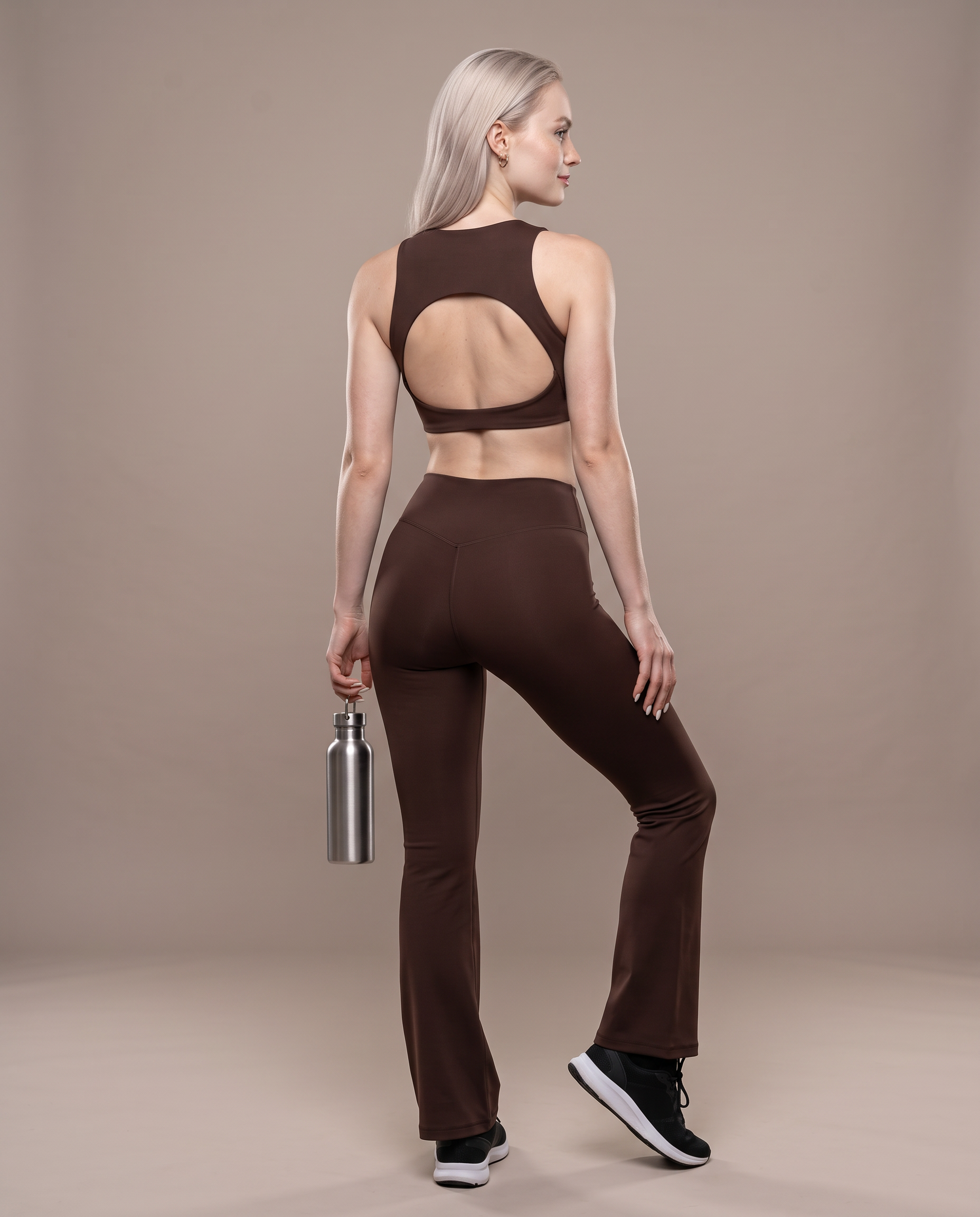 Conjunto Sujetador Espalda Abierta y Pantalon Acampanado color Brown, vista de espalda