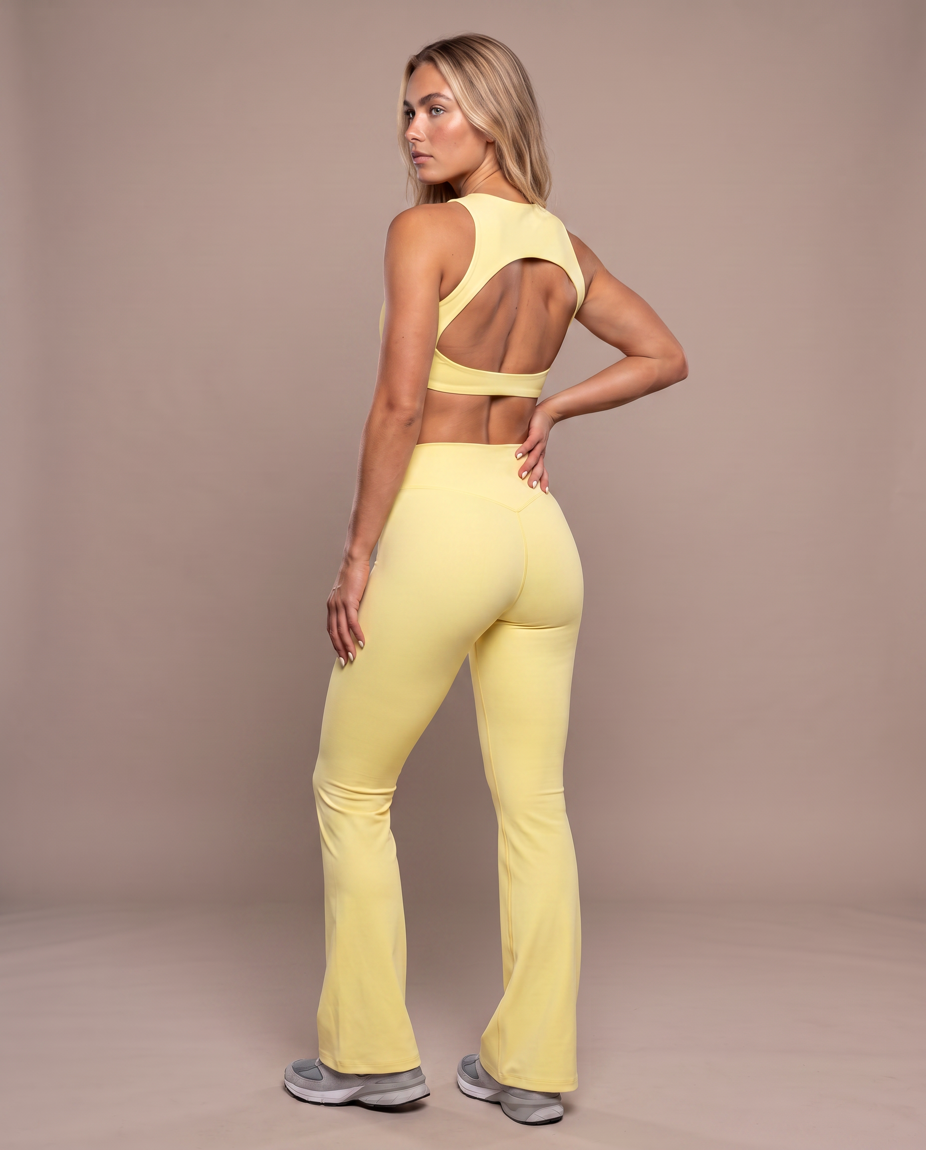 Conjunto Sujetador Espalda Abierta y Pantalon Acampanado color Yellow, vista de espalda