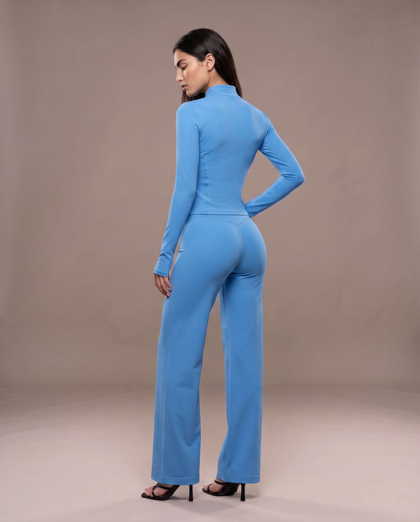 Conjunto tres piezas chaqueta cuello alto, color azul, vista de espalda
