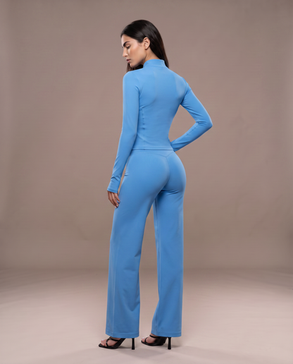 Conjunto tres piezas chaqueta cuello alto, color azul, vista de espalda