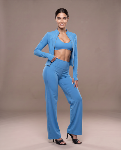 Conjunto tres piezas chaqueta cuello alto, color azul, vista frontal