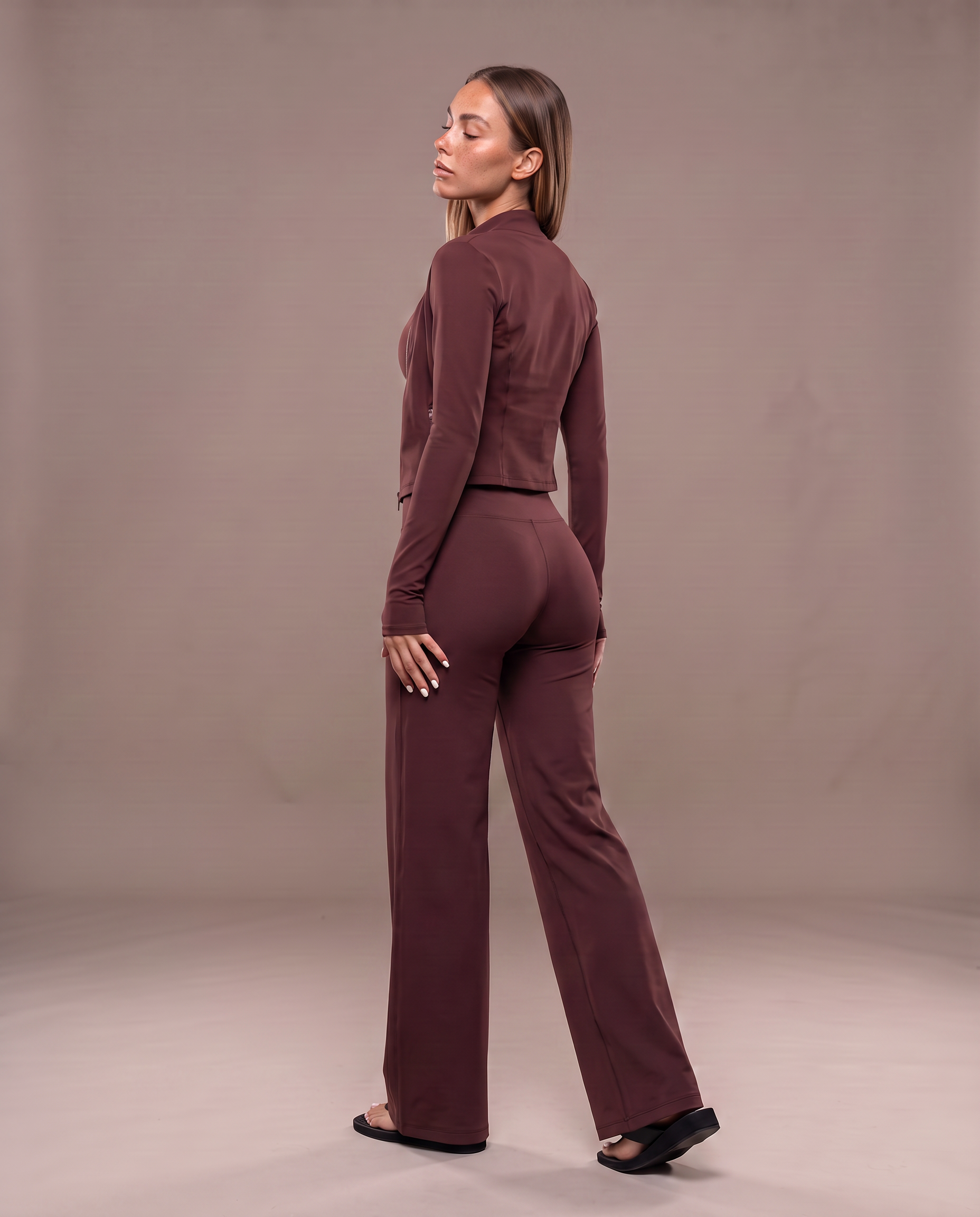Conjunto tres piezas chaqueta cuello alto, color marrón, vista de espalda