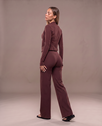 Conjunto tres piezas chaqueta cuello alto, color marrón, vista de espalda