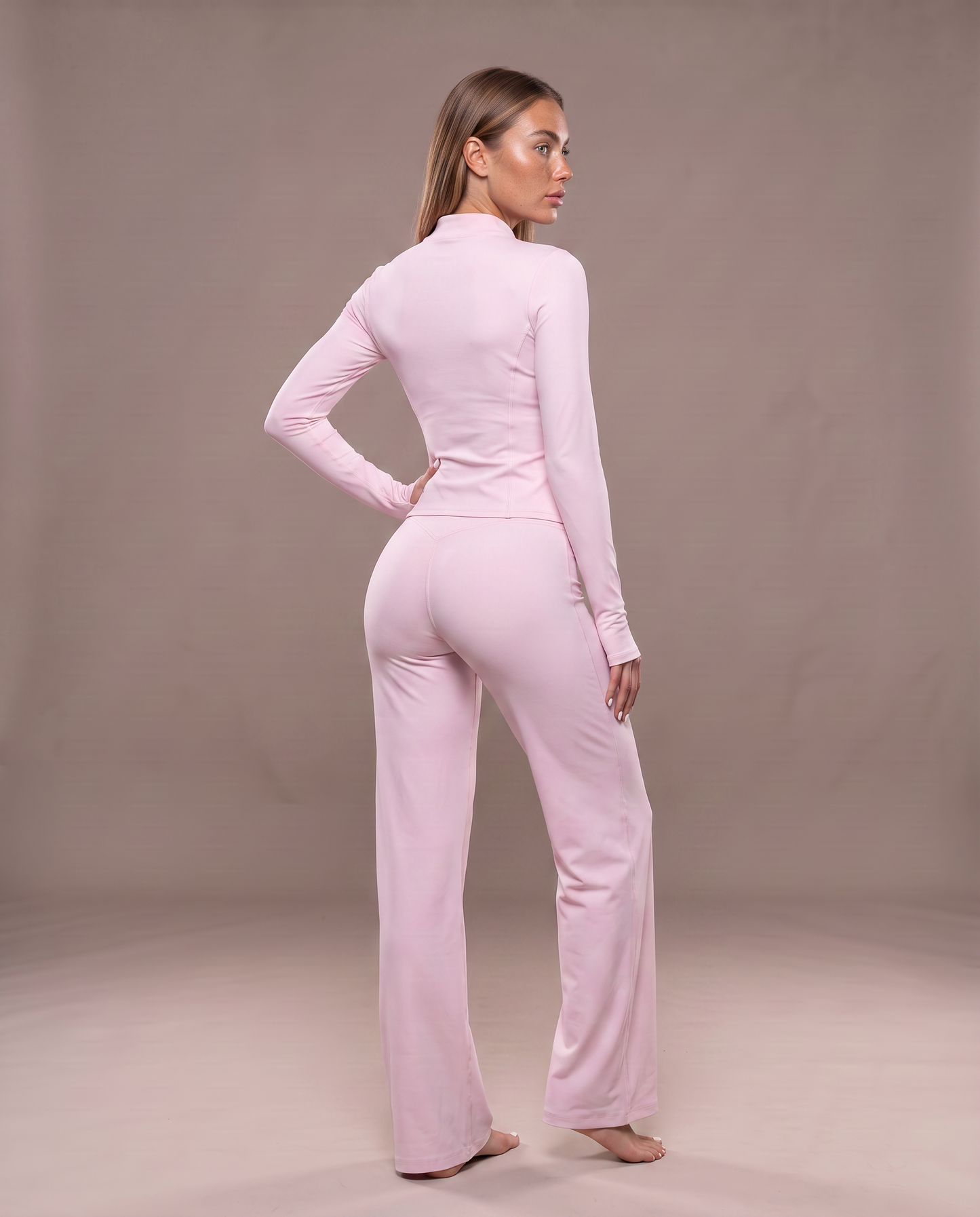 Conjunto tres piezas chaqueta cuello alto, color rosa, vista de espalda