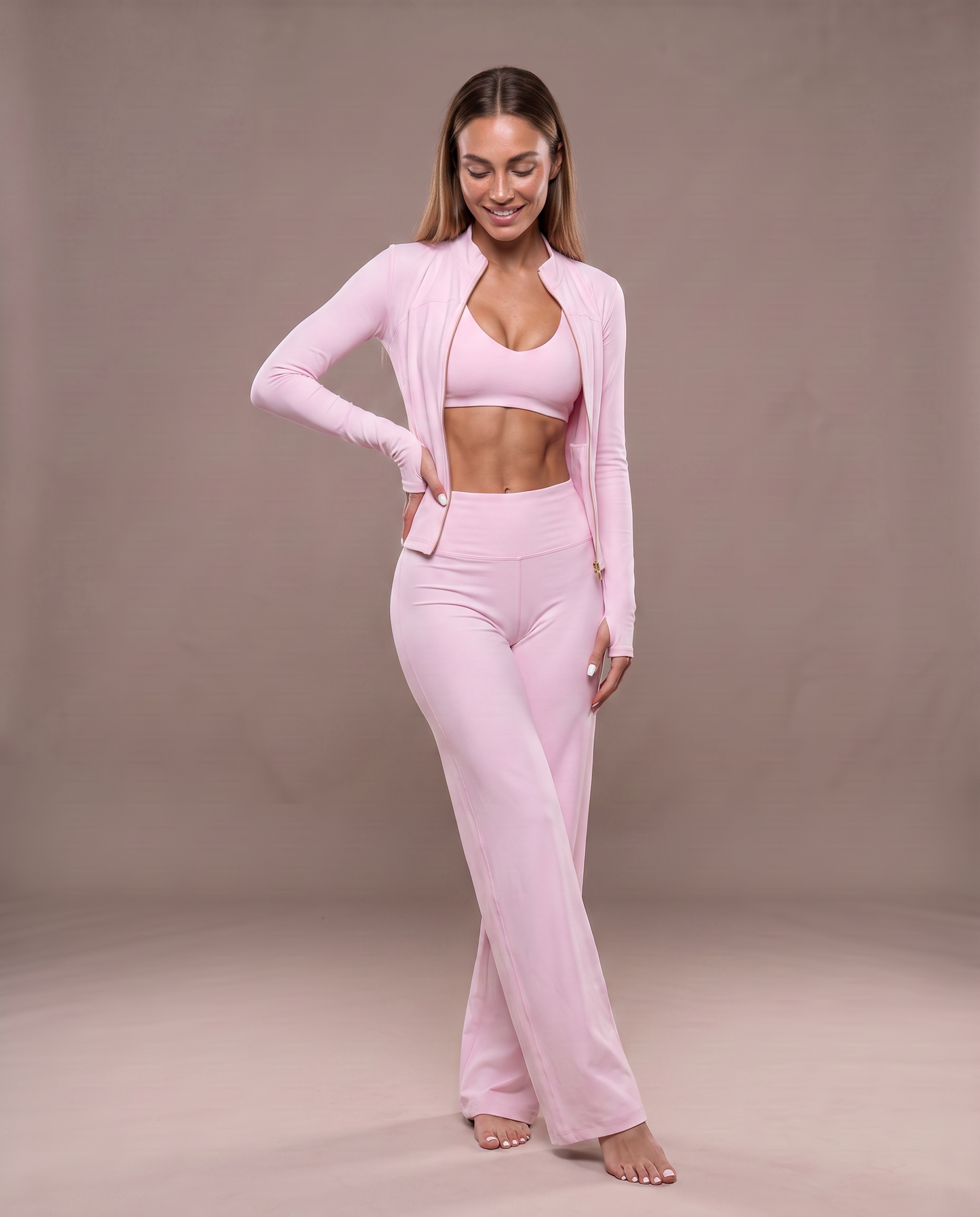 Conjunto tres piezas chaqueta cuello alto, color rosa, vista frontal