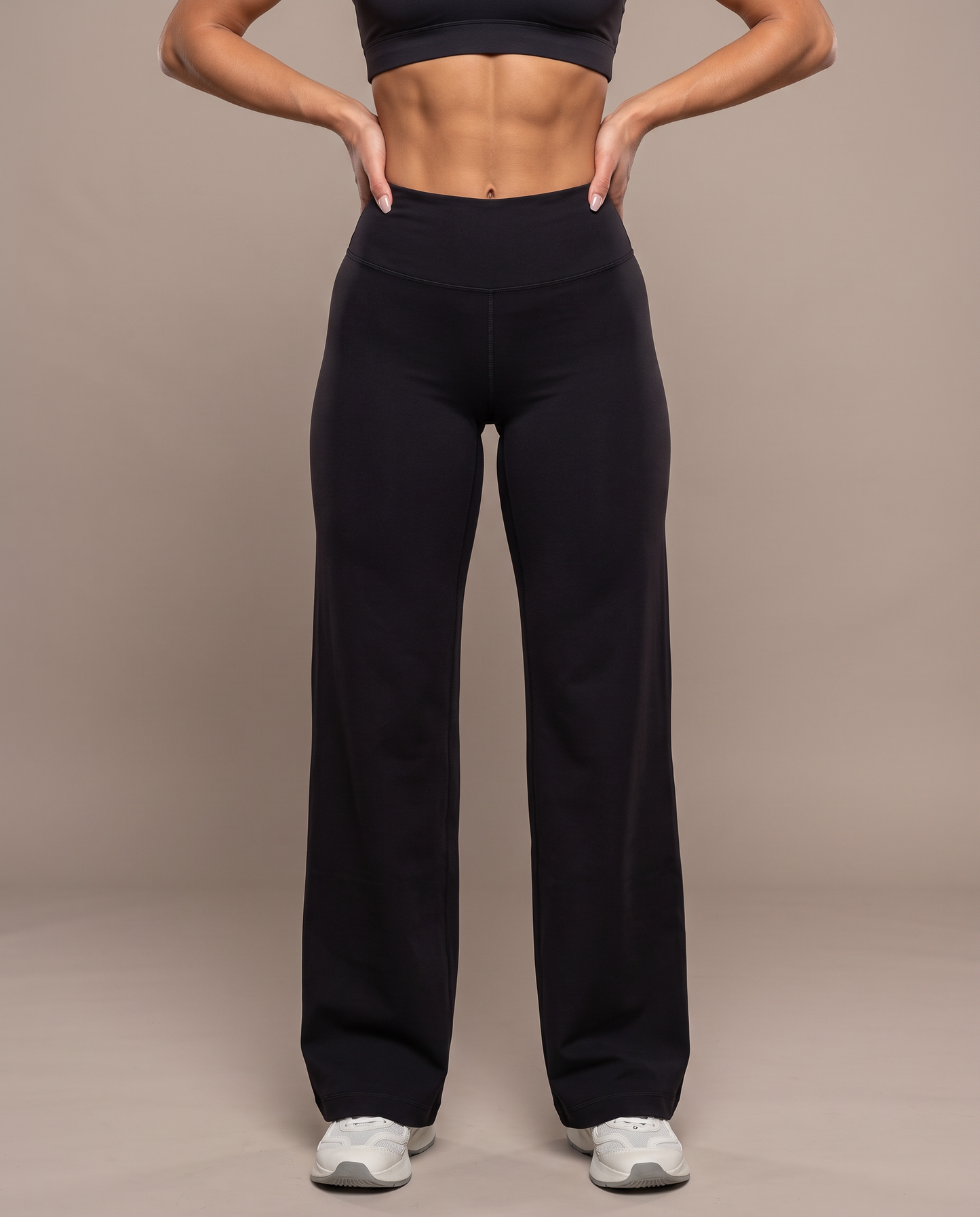 Pantalón ancho ORA en negro, vista frontal