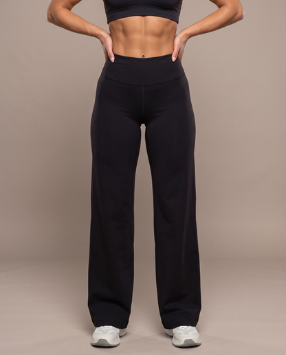 Pantalón ancho ORA en negro, vista frontal