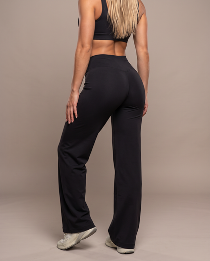 Pantalón ancho ORA en negro, vista trasera