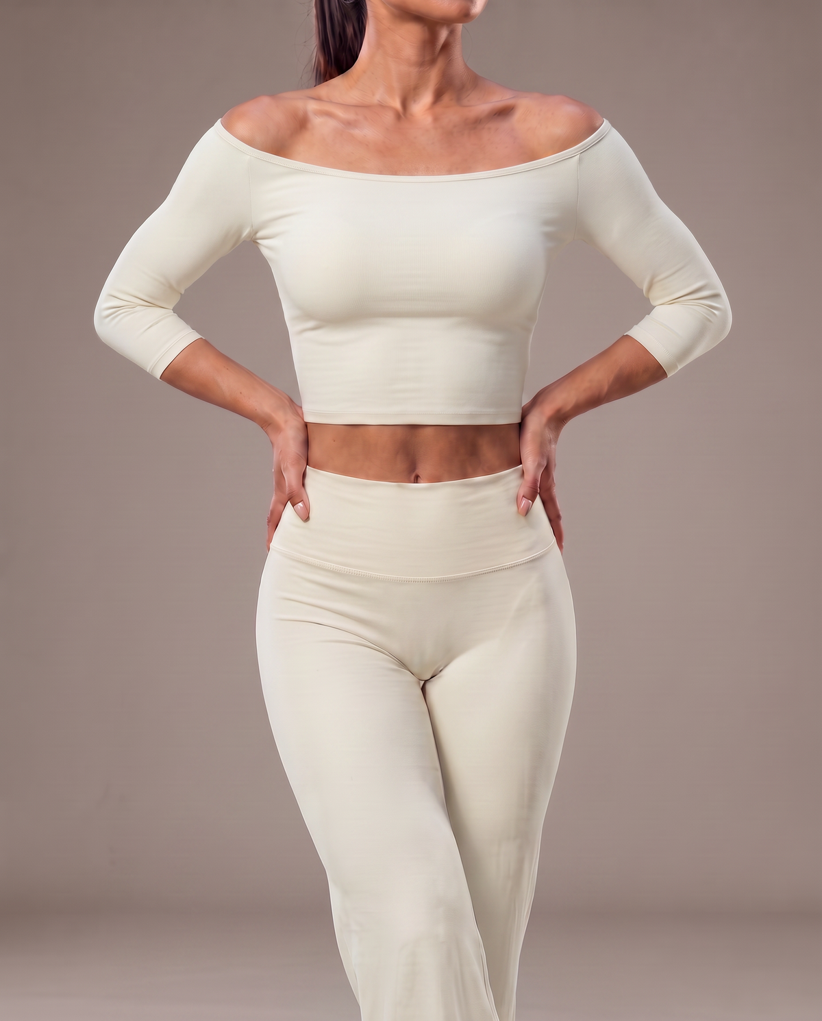 Top manga 3/4 beige con pantalon acampanado beige, vista frontal