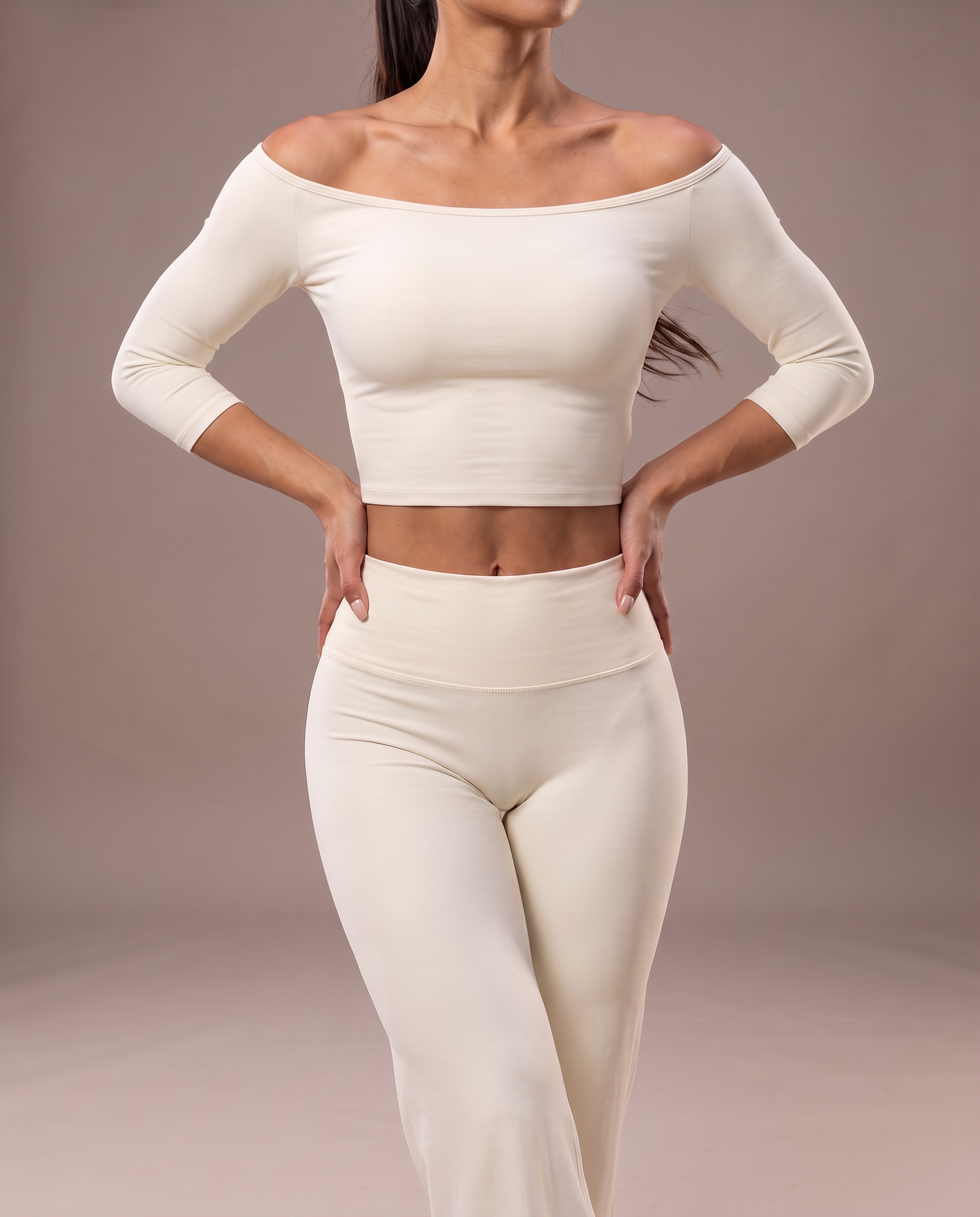 Top de manga 3/4 y cuello cuadrado ORA en beige, vista frontal