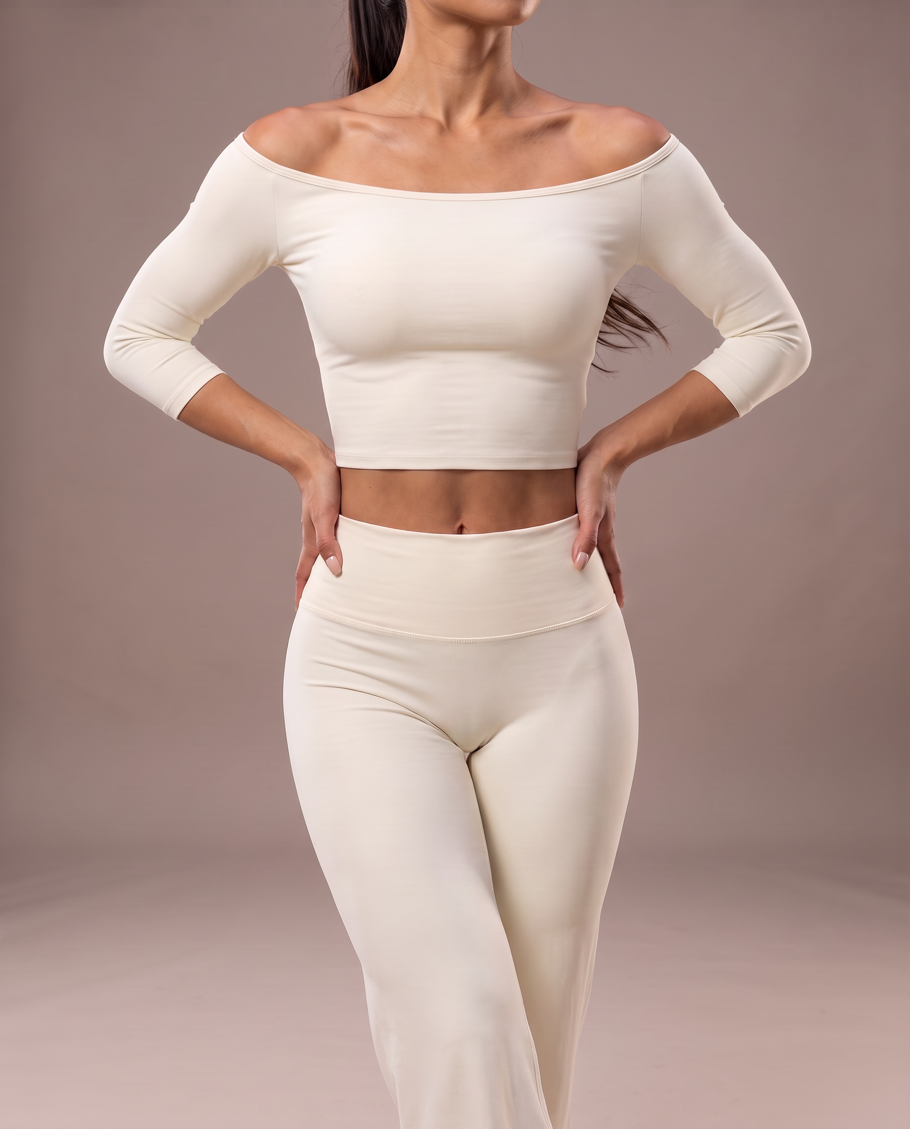 Top de manga 3/4 y cuello cuadrado ORA en beige, vista frontal