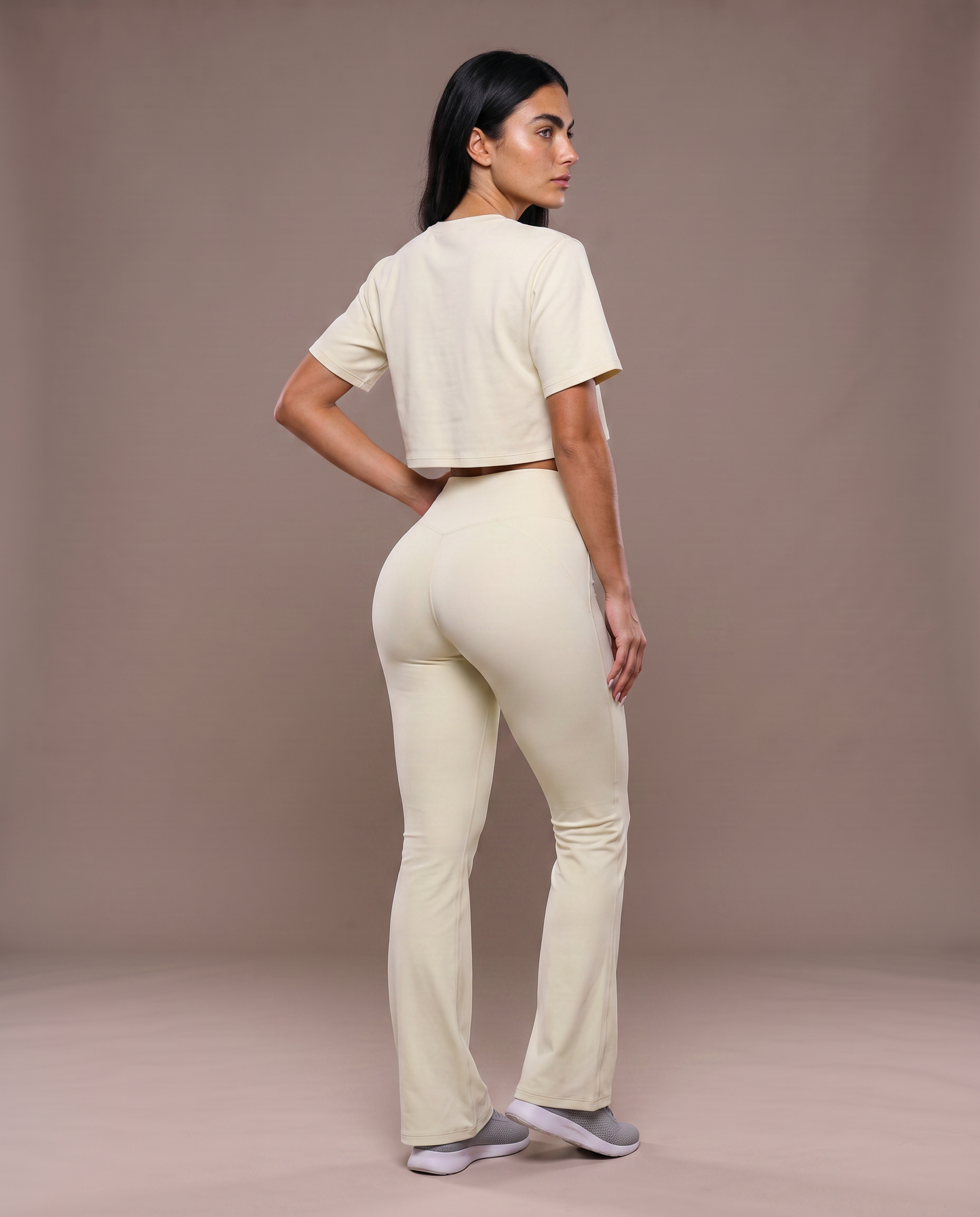 Conjunto camiseta amplia y pantalón acampanado, color beige, vista de espalda