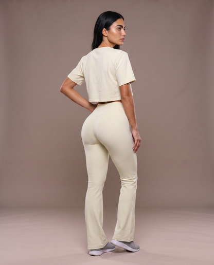 Conjunto camiseta amplia y pantalón acampanado, color beige, vista de espalda