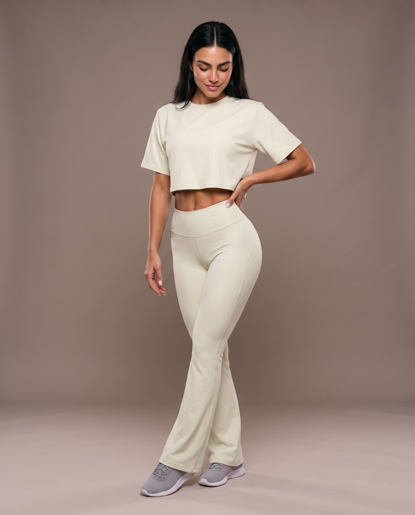 Conjunto camiseta amplia y pantalón acampanado, color beige, vista frontal