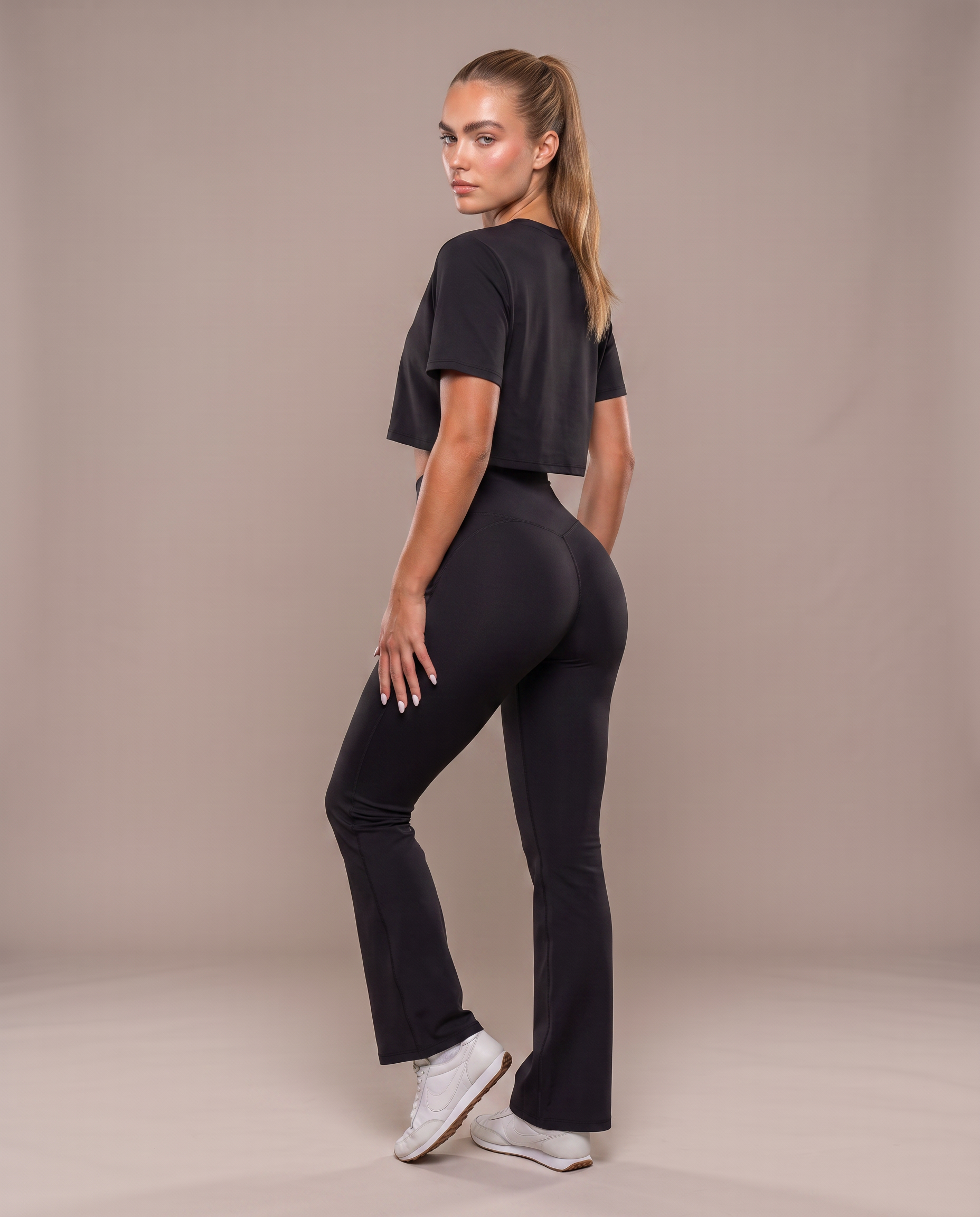 Conjunto camiseta amplia y pantalón acampanado, color negro, vista de espalda
