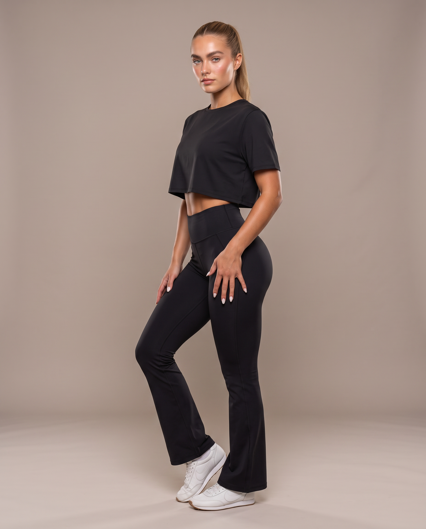 Conjunto camiseta amplia y pantalón acampanado, color negro, vista frontal