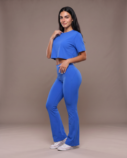 Conjunto camiseta amplia y pantalón acampanado, color azul, vista frontal