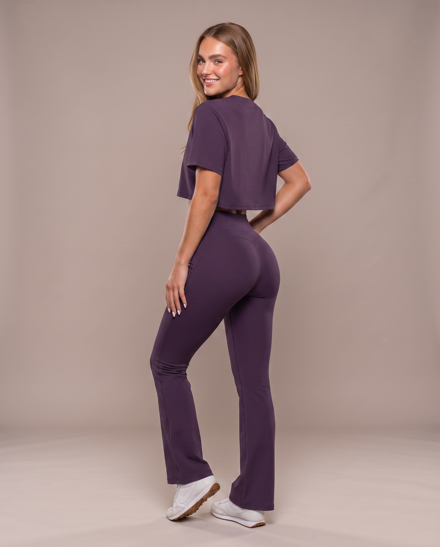 Conjunto camiseta amplia y pantalón acampanado, color púrpura, vista de espalda