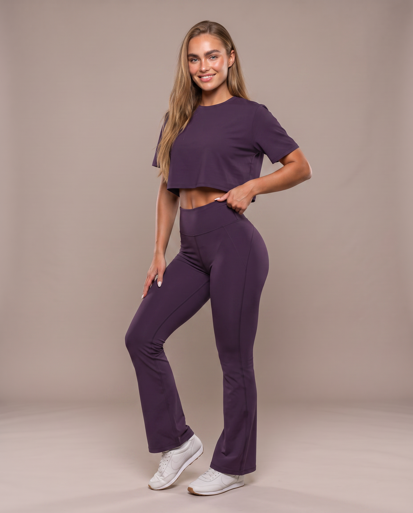 Conjunto camiseta amplia y pantalón acampanado, color púrpura, vista frontal