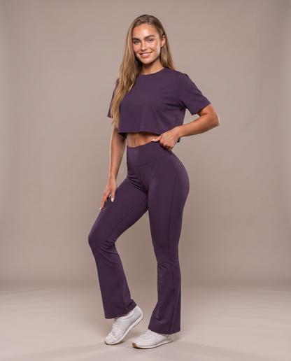 Conjunto camiseta amplia y pantalón acampanado, color púrpura, vista frontal