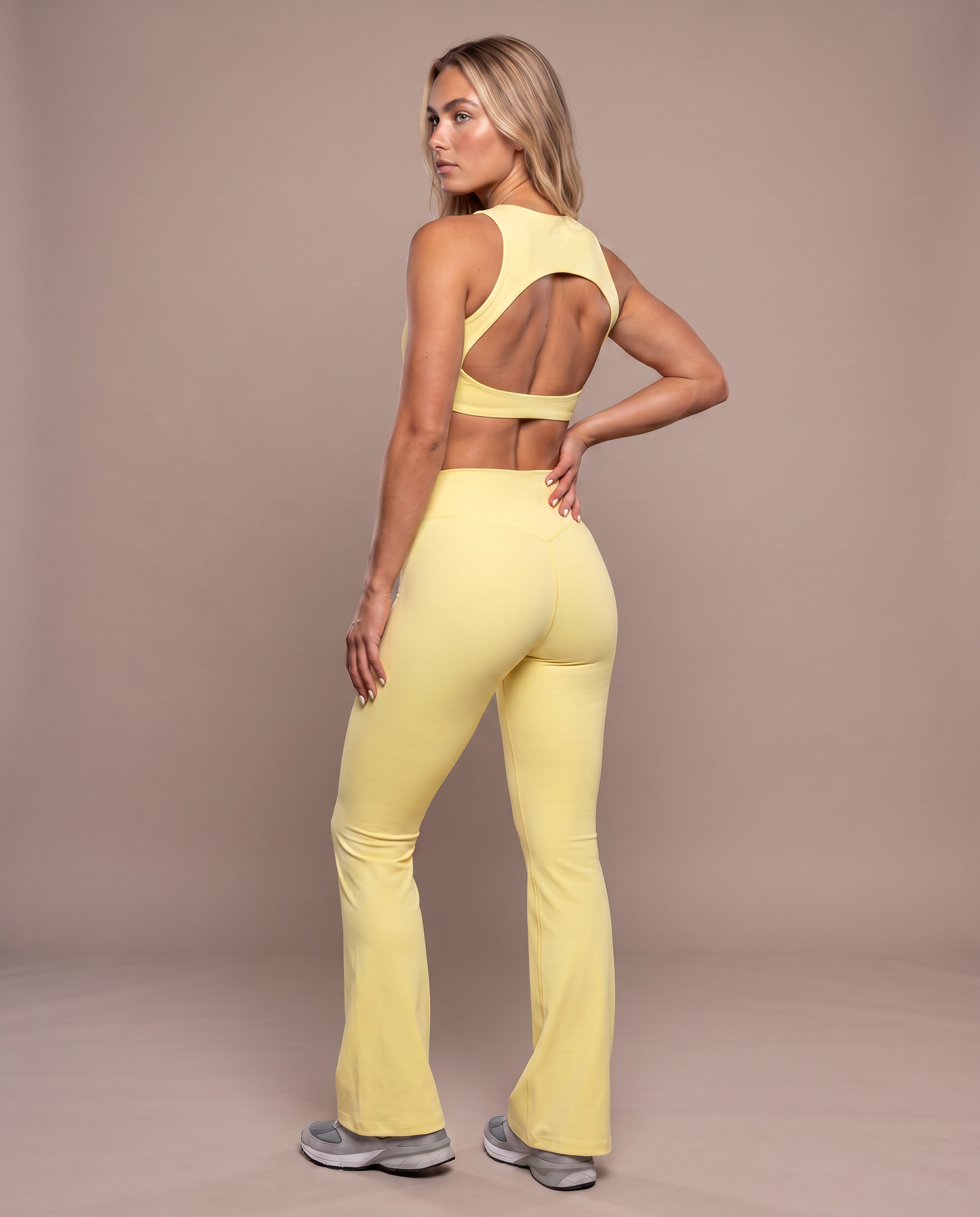 Conjunto Sujetador Espalda Abierta y Pantalón Acampanado Amarillo, vista de espalda