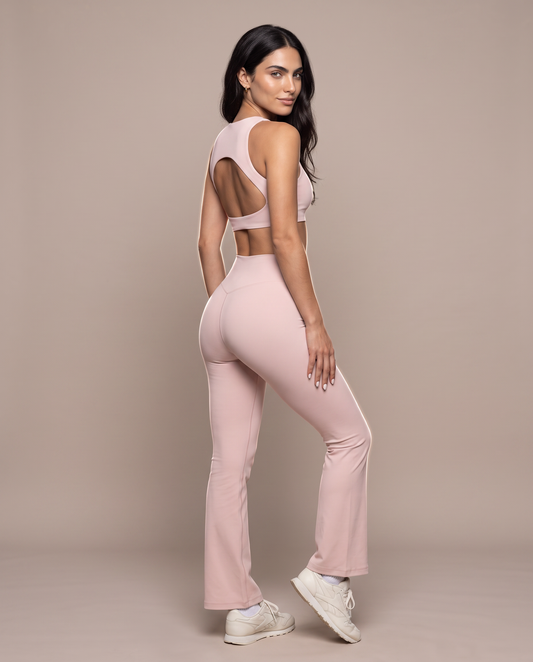 Conjunto Sujetador Espalda Abierta y Pantalón Acampanado Rosa, vista de espalda
