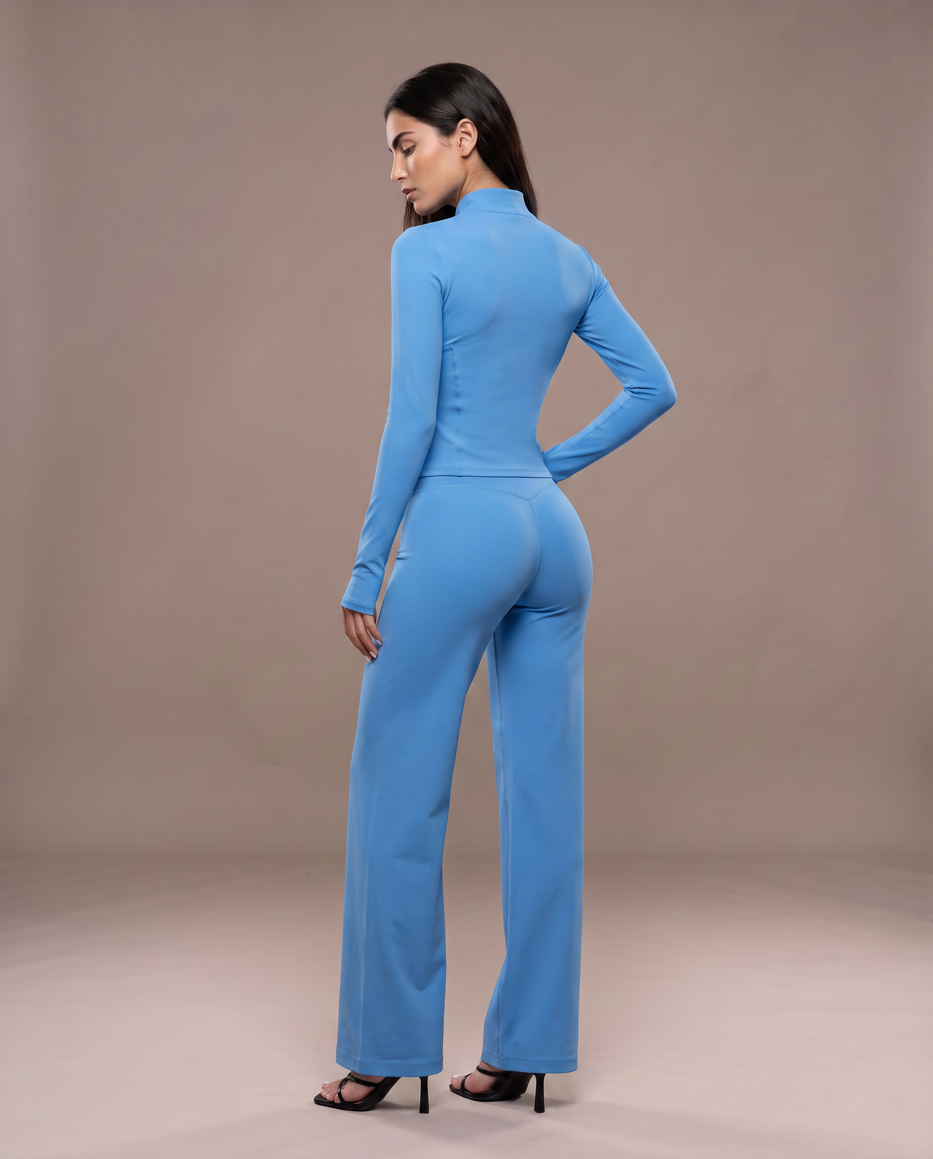 Conjunto Tres Piezas Chaqueta Cuello Alto Azul, vista de espalda