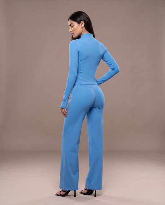 Conjunto Tres Piezas Chaqueta Cuello Alto Azul, vista de espalda