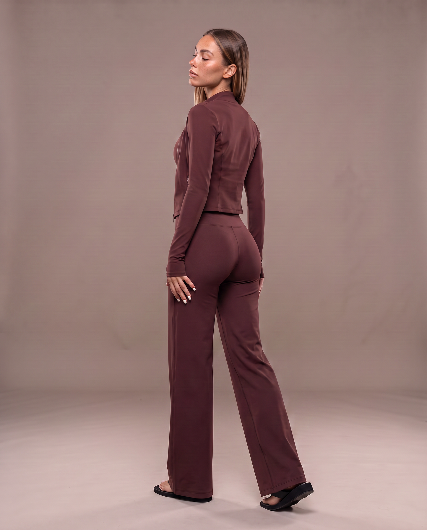 Conjunto Tres Piezas Chaqueta Cuello Alto Marrón, vista de espalda