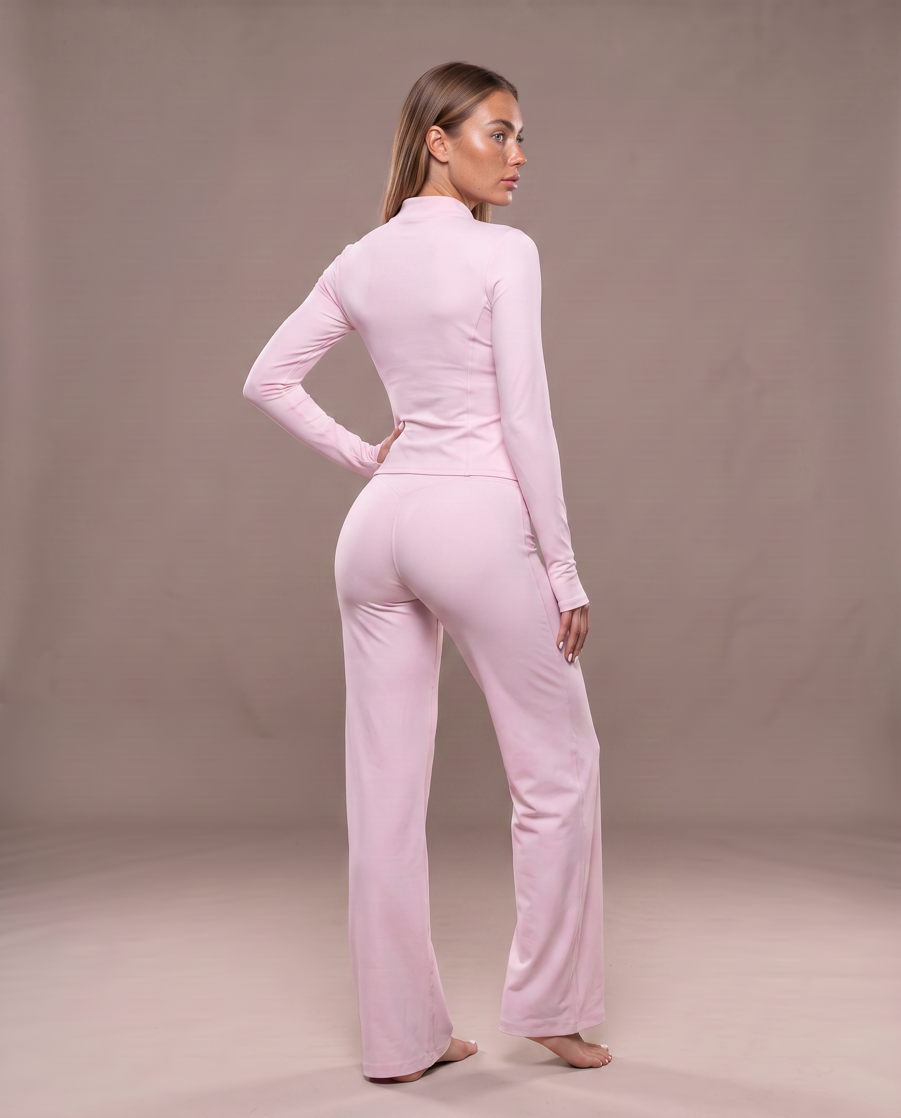 Conjunto Tres Piezas Chaqueta Cuello Alto Rosa, vista de espalda