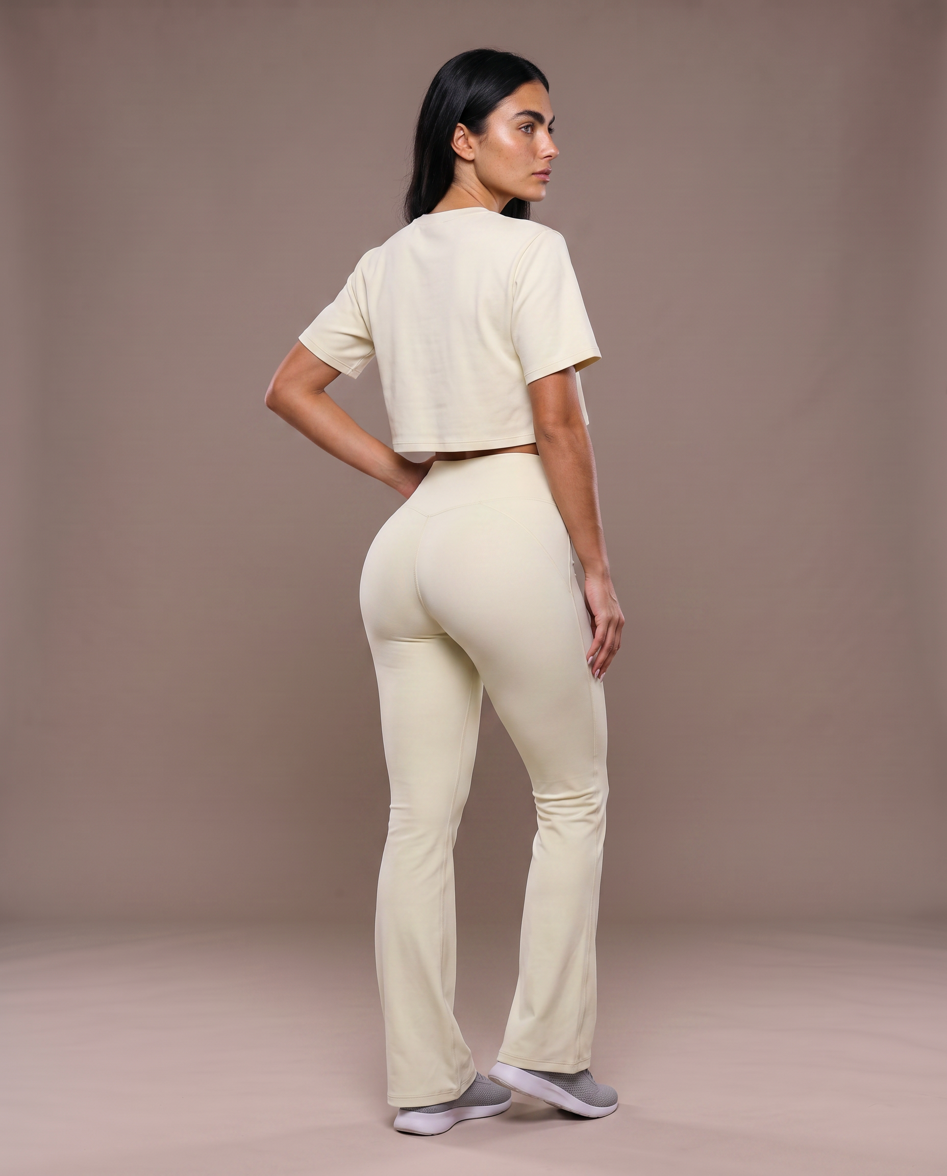 Conjunto Camiseta Amplia y Pantalón Acampanado Beige, vista de espalda