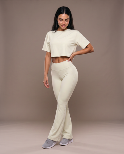 Conjunto Camiseta Amplia y Pantalón Acampanado Beige, vista frontal