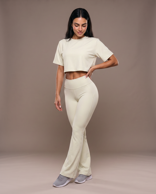 Conjunto Camiseta Amplia y Pantalón Acampanado Beige, vista frontal