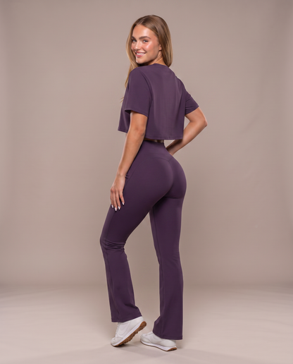 Conjunto Camiseta Amplia y Pantalón Acampanado Morado, vista de espalda