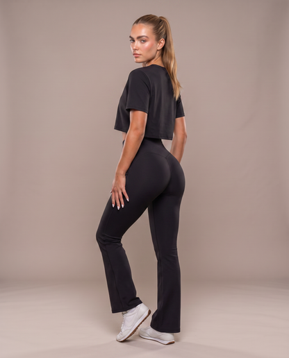 Conjunto Camiseta Amplia y Pantalón Acampanado Negro, vista de espalda