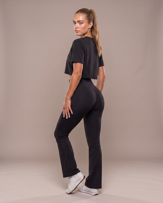 Conjunto Camiseta Amplia y Pantalón Acampanado Negro, vista de espalda